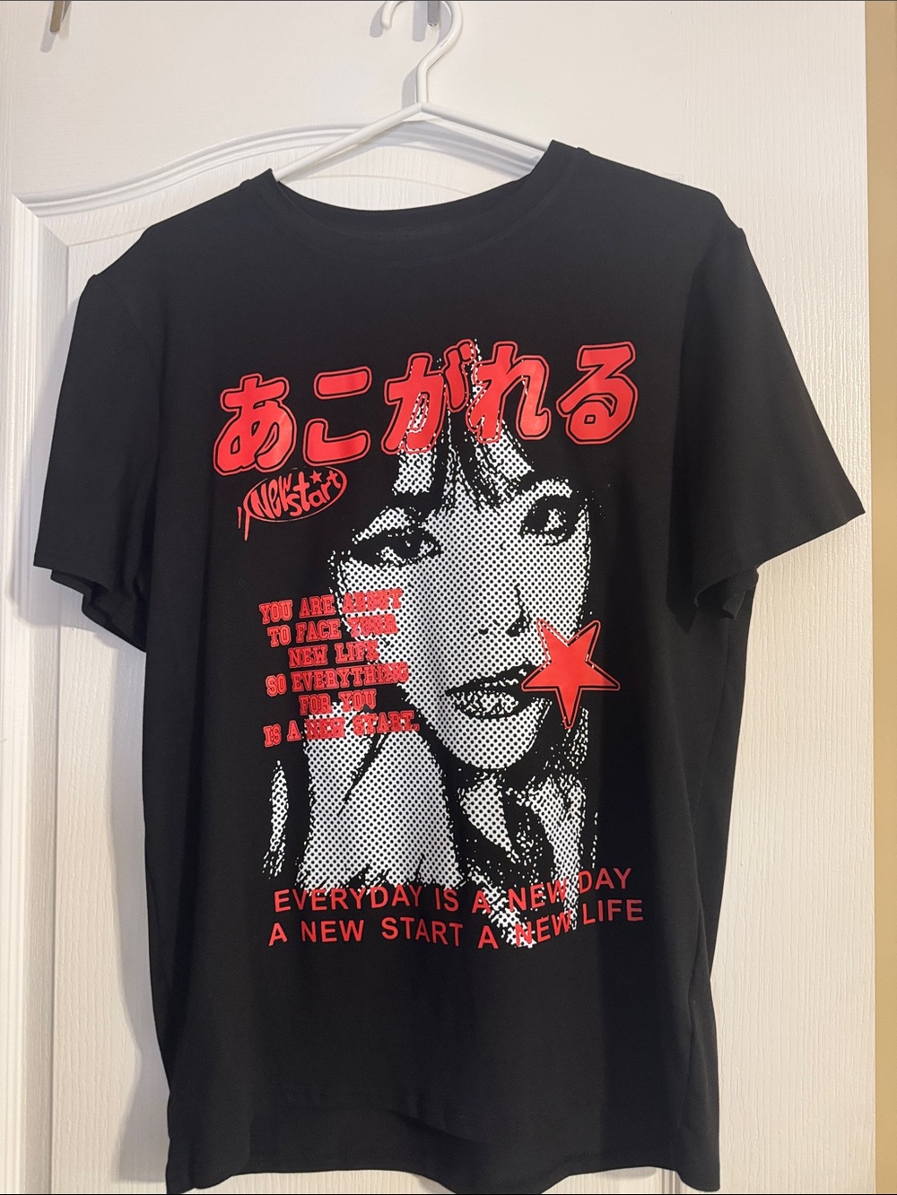 ROMWE Black Short-Sleeve Tee with Red and White Pop Art Print